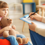 Sérgio Bento De Araújo analisa como protocolos estruturados e tecnologias de triagem fortalecem o apoio à saúde mental nas escolas.