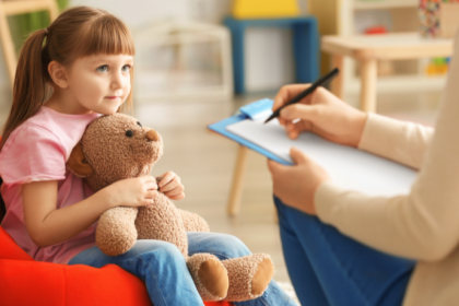 Sérgio Bento De Araújo analisa como protocolos estruturados e tecnologias de triagem fortalecem o apoio à saúde mental nas escolas.