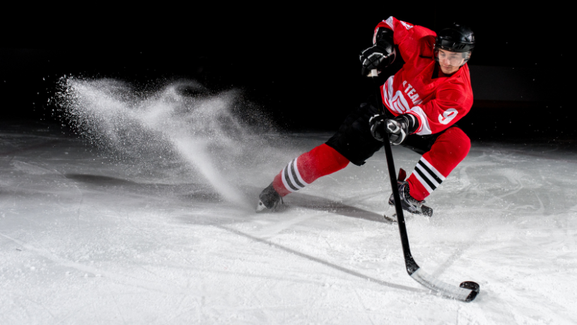 O hóquei como cultura revela sua força no Canadá, EUA e Europa, onde o esporte integra identidade e tradição, comenta Matheus Vinicius Voigt.