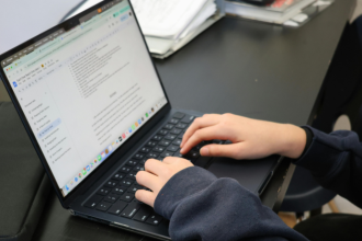 A inteligência artificial e a robótica integradas ao clima definem a nova agenda tecnológica das escolas. Gustavo Adolfo Morceli Rodrigues destaca a importância dessa inovação educacional.