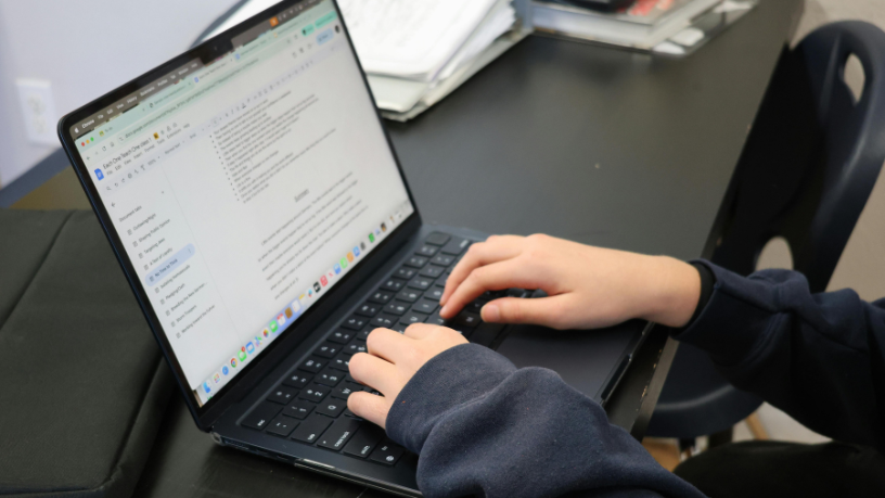 A inteligência artificial e a robótica integradas ao clima definem a nova agenda tecnológica das escolas. Gustavo Adolfo Morceli Rodrigues destaca a importância dessa inovação educacional.