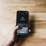 Pessoa interagindo com um assistente de inteligência artificial no smartphone.