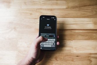 Pessoa interagindo com um assistente de inteligência artificial no smartphone.