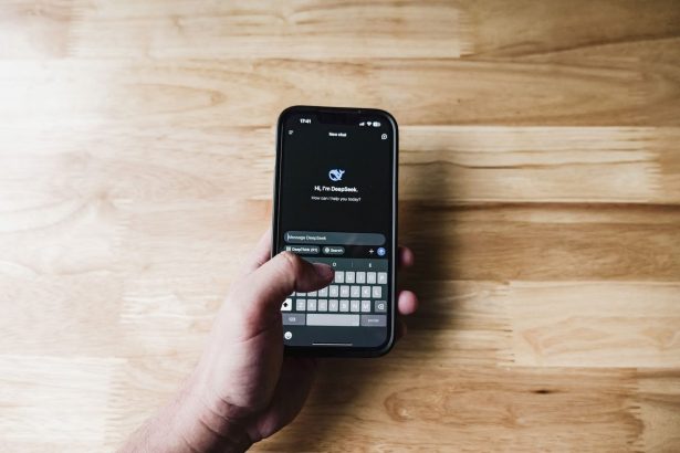 Pessoa interagindo com um assistente de inteligência artificial no smartphone.