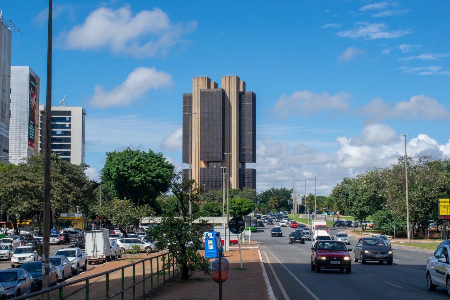 Vista externa do prédio do Banco Central do Brasil em Brasília, com o céu ao fundo.